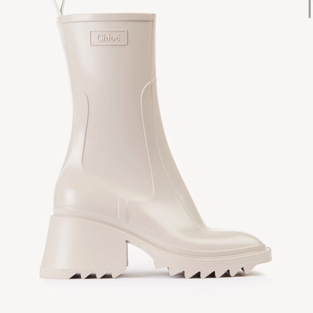 Chloe Betty Rainboots
Color: Nomad Beige